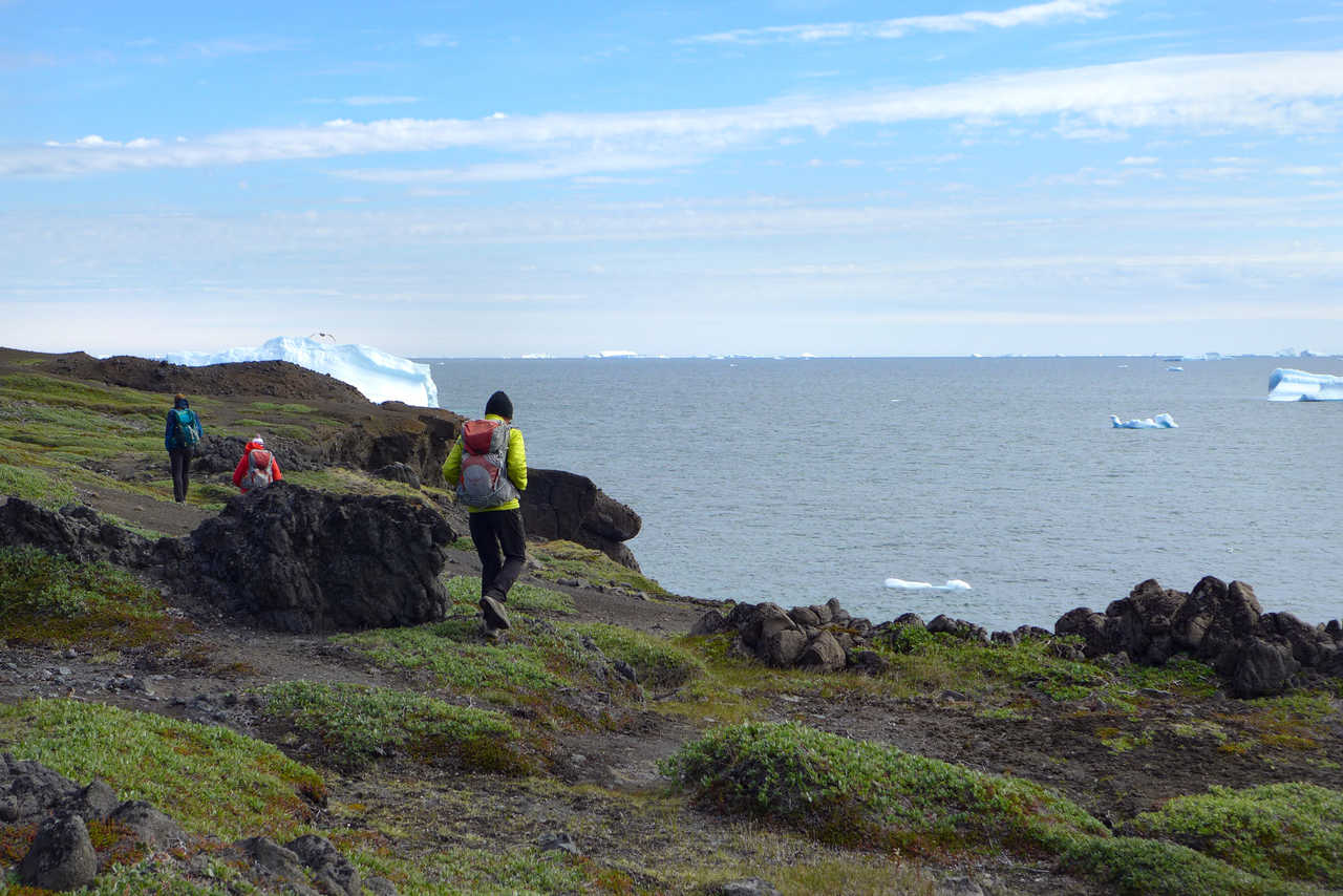 Randonnée sur l'île de Disko au Groenland, vue sur l'océan