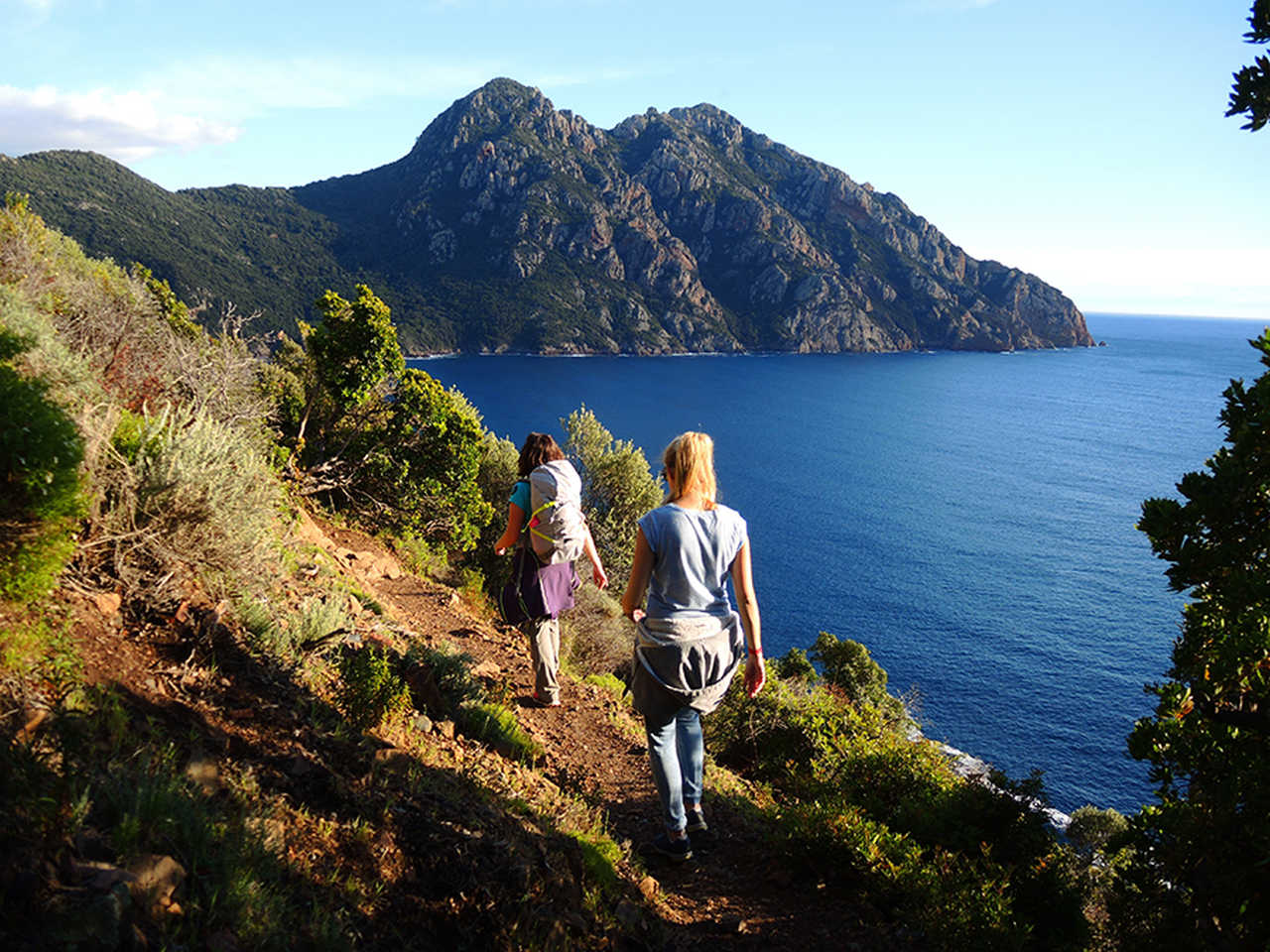 randonnée vers le magnifique village de girolata Corse