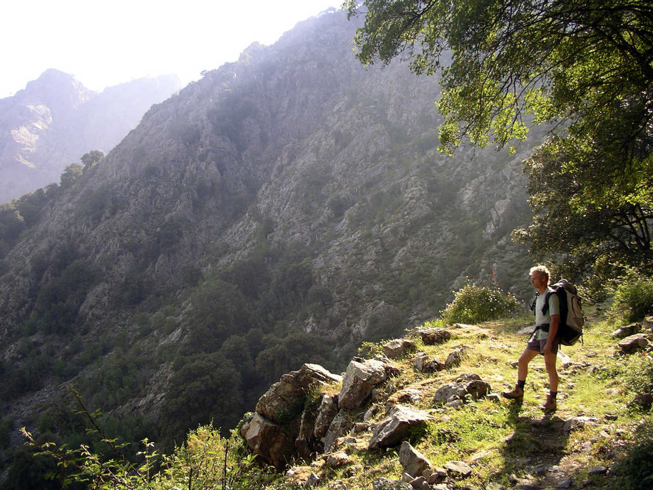 randonneur admirant le paysage en Corse