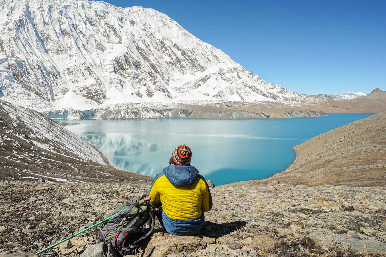 Randonneur au bord  du lac de Tilicho dans les Annapurnas