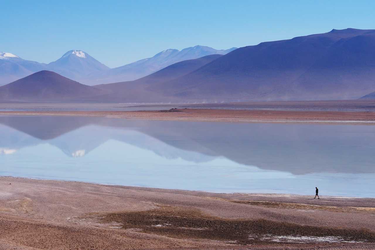 Randonneur au bord d'une lagune dans l'altiplano bolivien