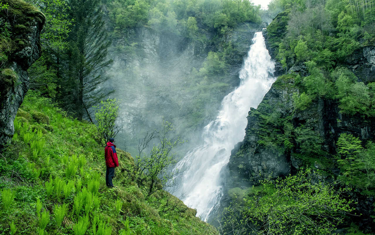 Randonneur au canyon de Stalheim et les chutes d'eau de Tvinde, Norvège