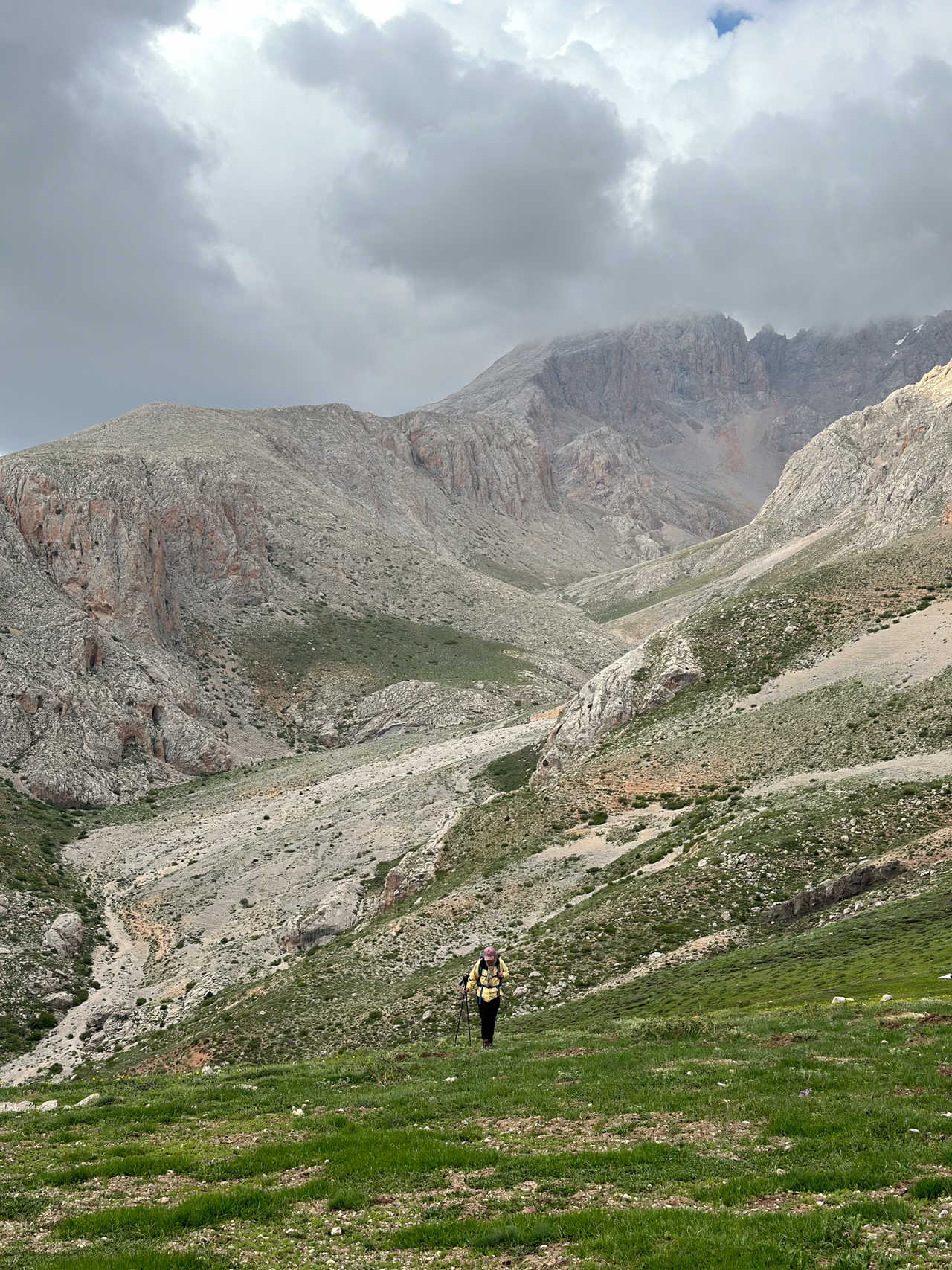 Randonneur au loin pendant l'ascension du Monts Taurus en Turquie