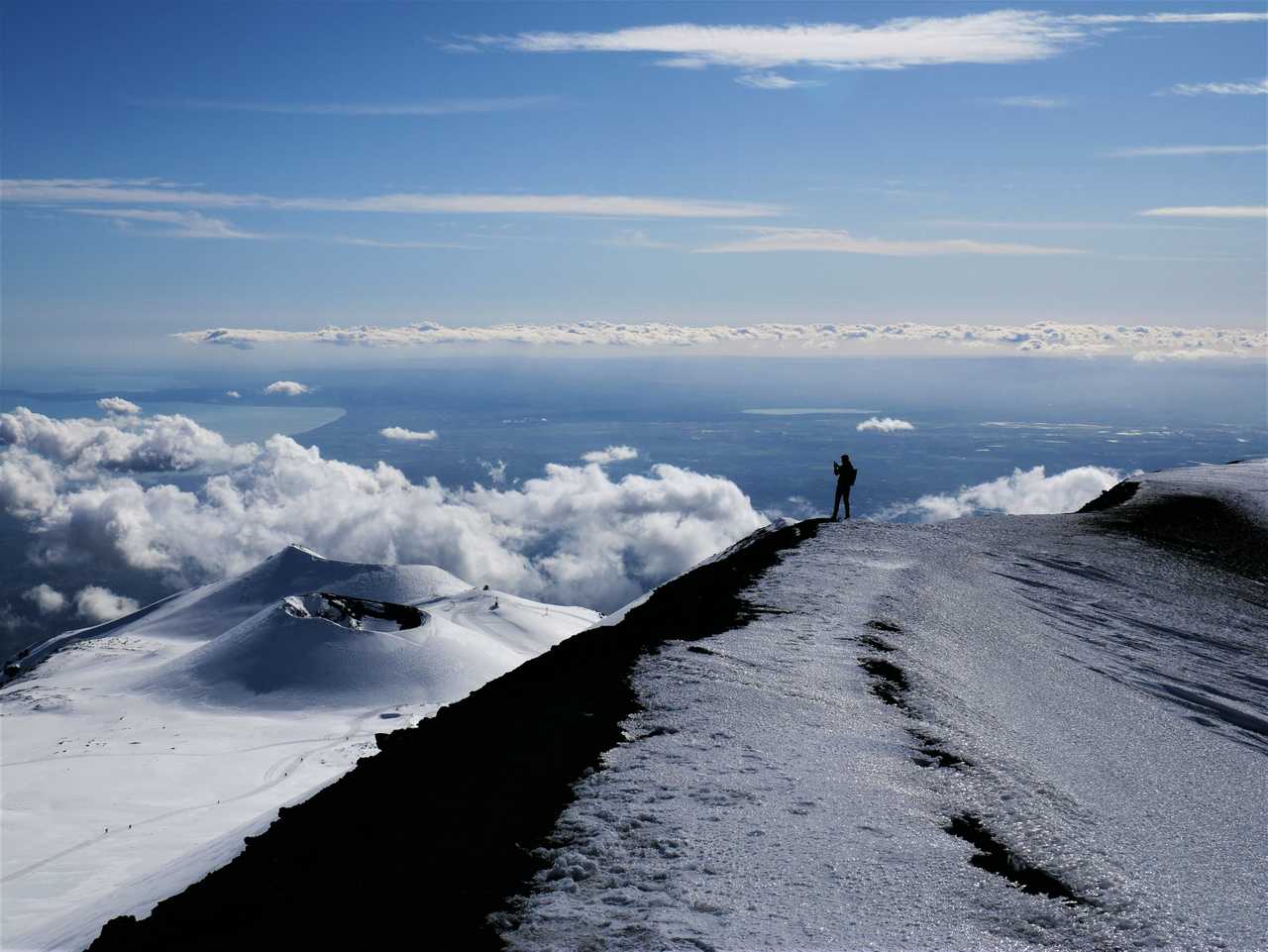 Randonneur au sommet de l'Etna encore enneigé en Sicile