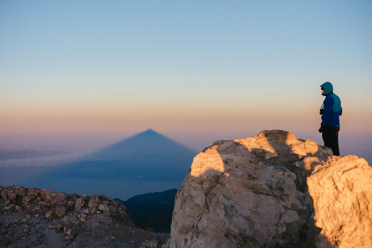 Randonneur au sommet du Teide à Ténérife au crépuscule