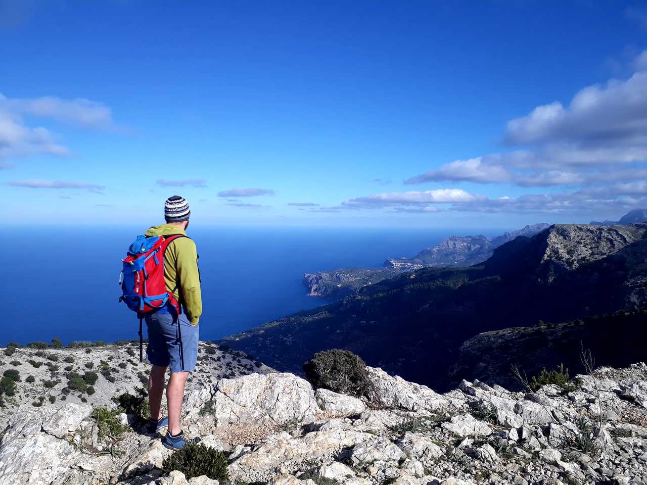 Randonneur qui admire le panorama sur la Cap de Formentor entre mer et montagne