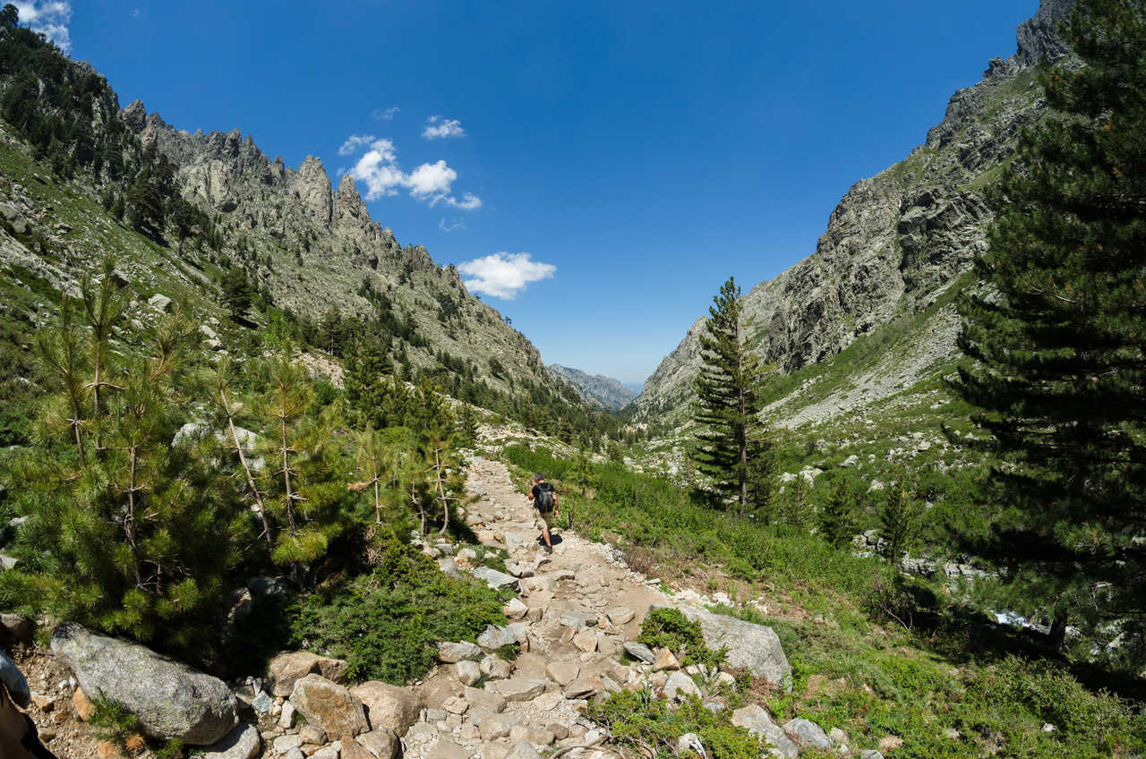 Randonneur dans la Vallée de la Restonica, Corse
