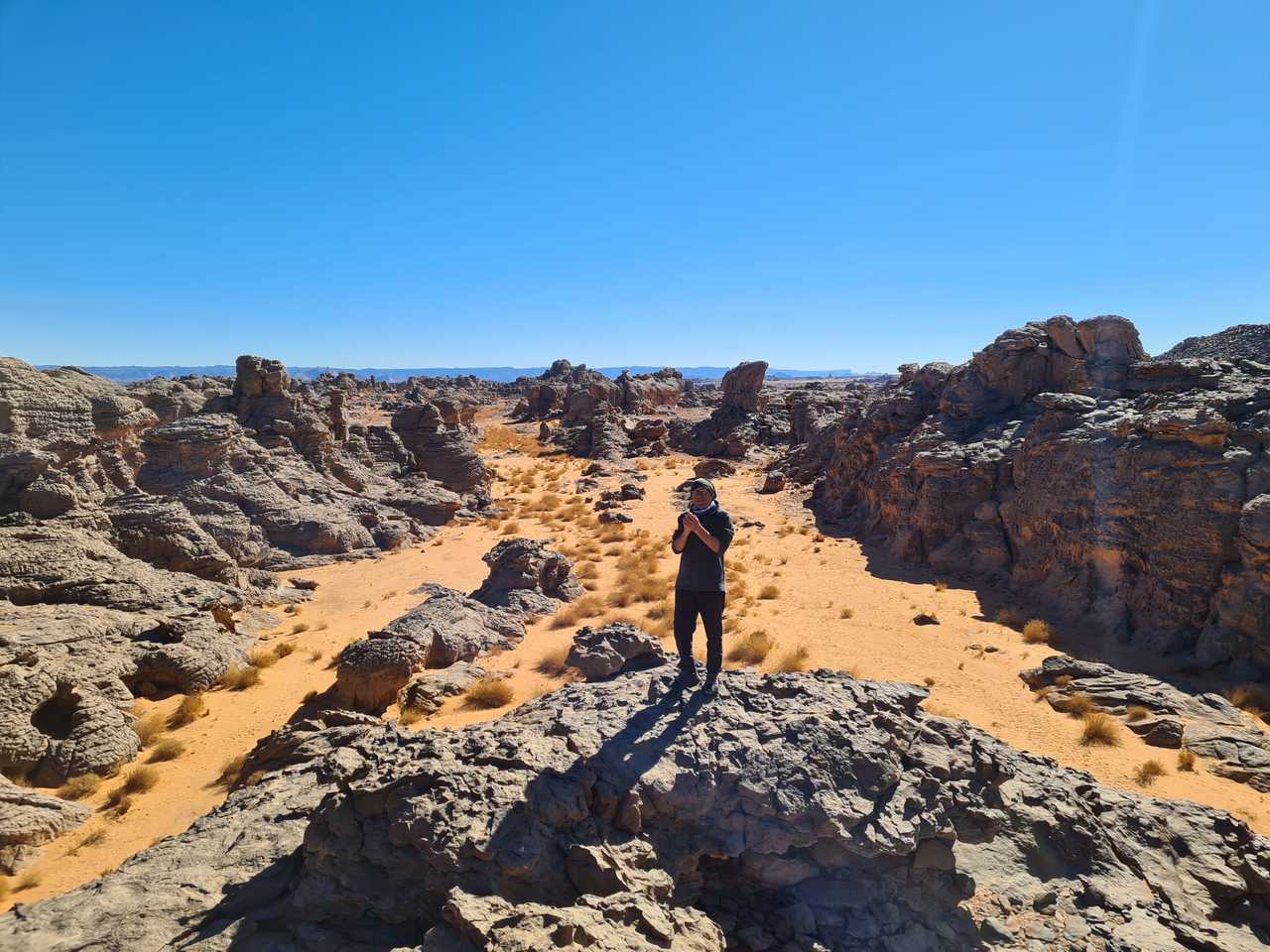 Randonneur dans le désert algérien