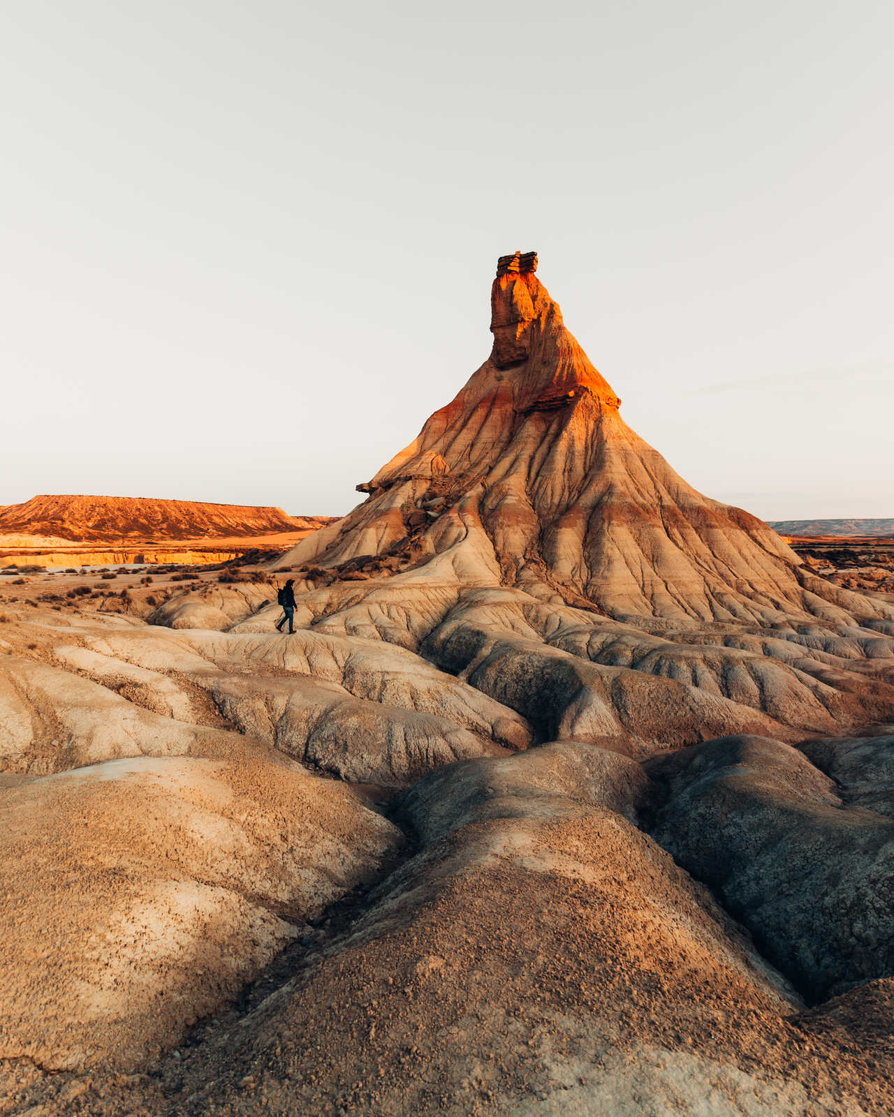 Randonneur dans le désert des Bardenas Reales en Espagne