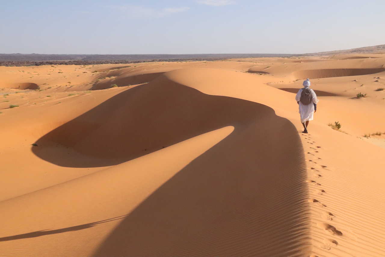 Randonneur dans le désert en Mauritanie
