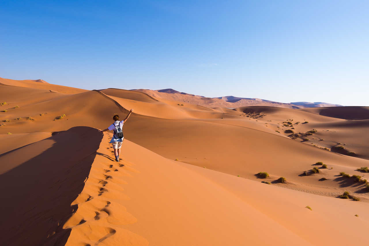 Randonneur dans le désert sur les dunes de Sossusveli en Namibie
