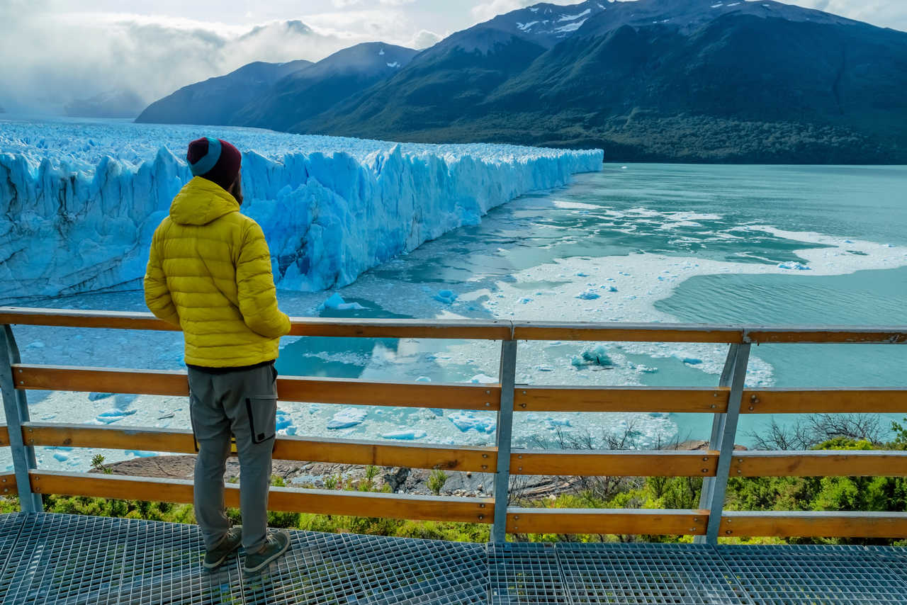 Randonneur dans le Parc National Los Glaciares ,Glacier Perrito Moreno en Patagonie, Argentine