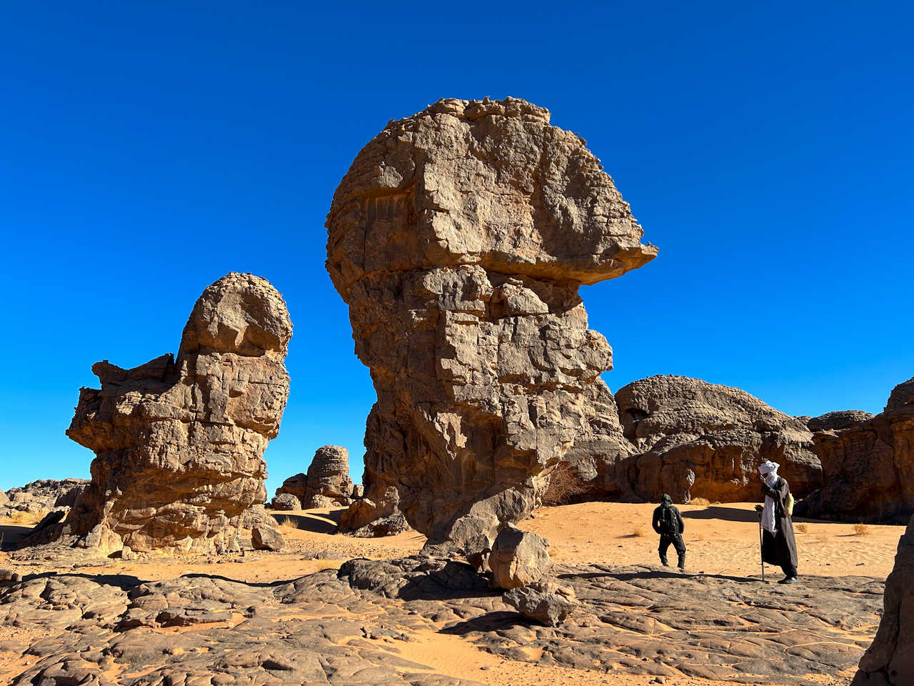 Randonneur dans le Tassili N'Ajjer, Djanet, Algérie