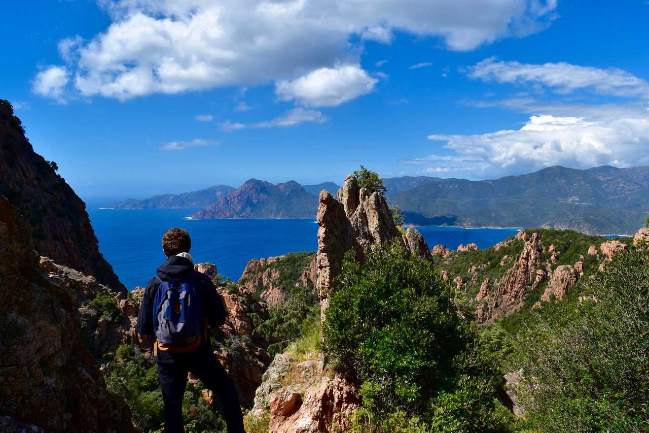 Randonneur dans les calanques de Piana
