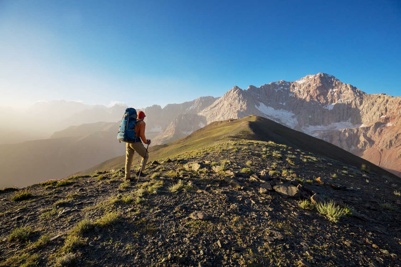 randonneur dans les monts Fann au Tadjikistan