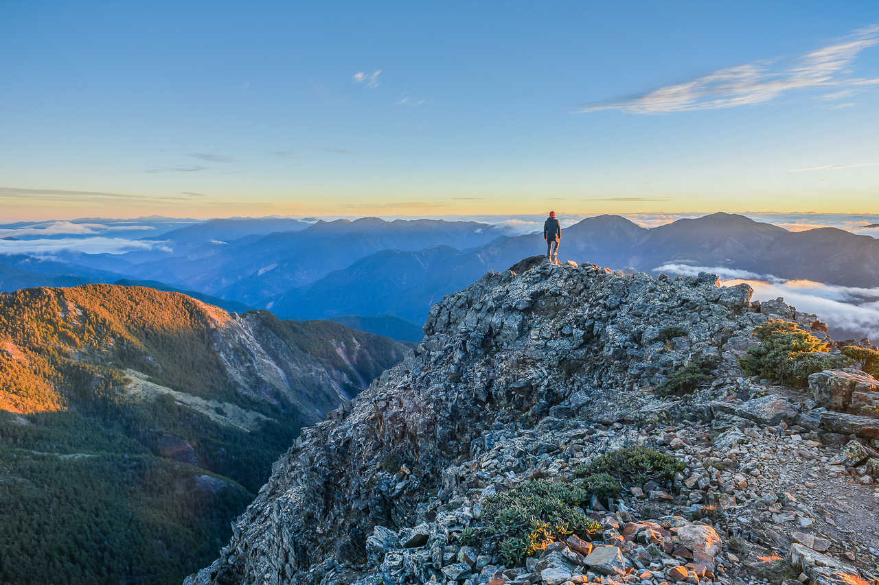 Randonneur dans les paysages des monts Yushan