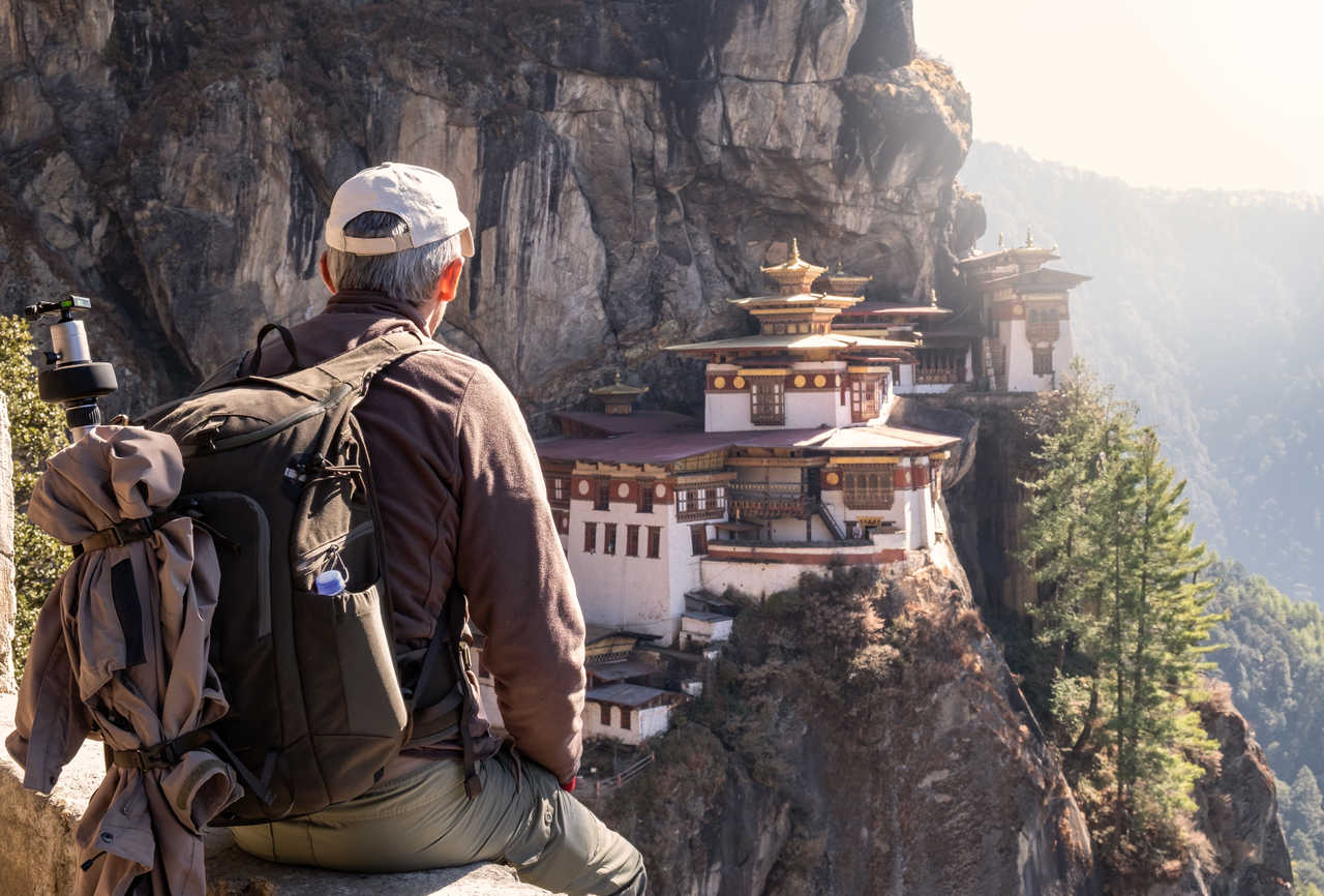 Randonneur devant l'hermitage de Taktsang - Paro, Bouthan