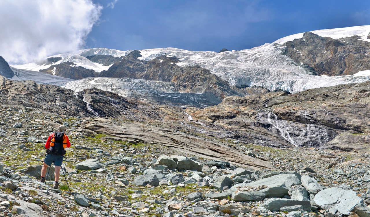 Randonneur devant un glacier dans le massif de la Vanoise, Alpes du Nord