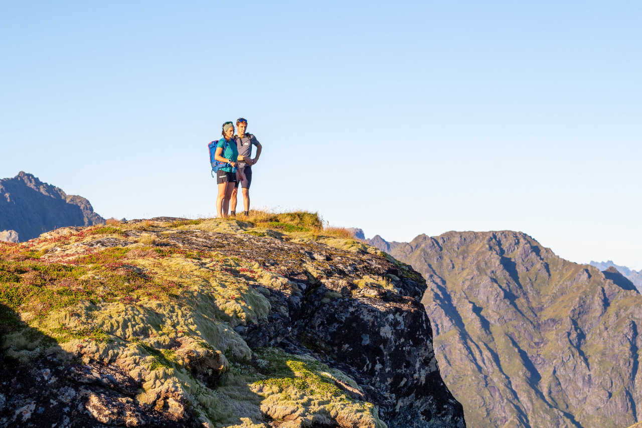 Randonneur haut sommet Îles Lofoten été