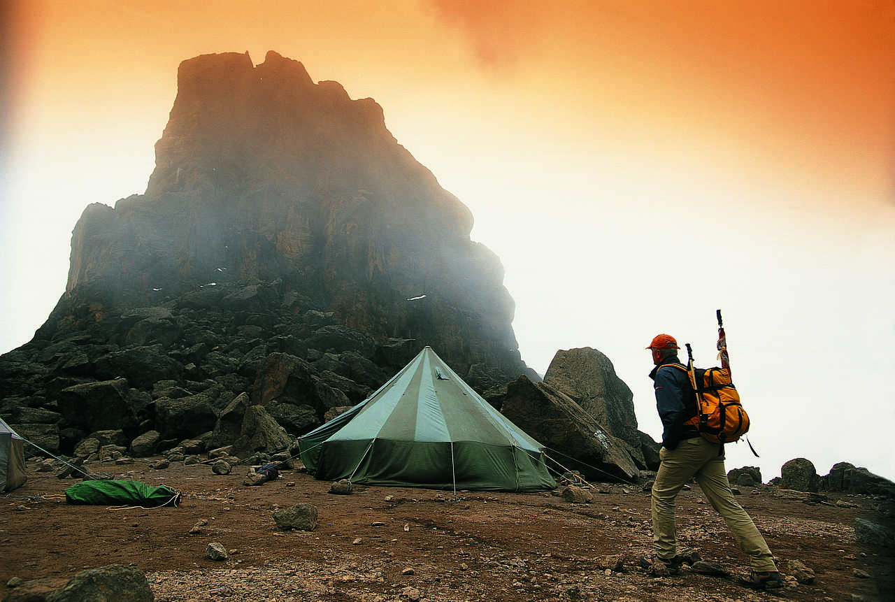 Randonneur lors du passage au col de lava Tower durant l'ascension du Kilimandjaro en Tanzanie
