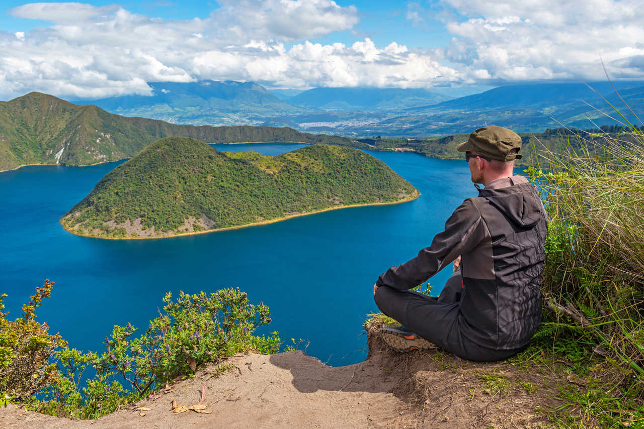 Randonneur qui admire la vue en randonnée du lac du cratère Cuicocha près d'Otavalo, en Équateur