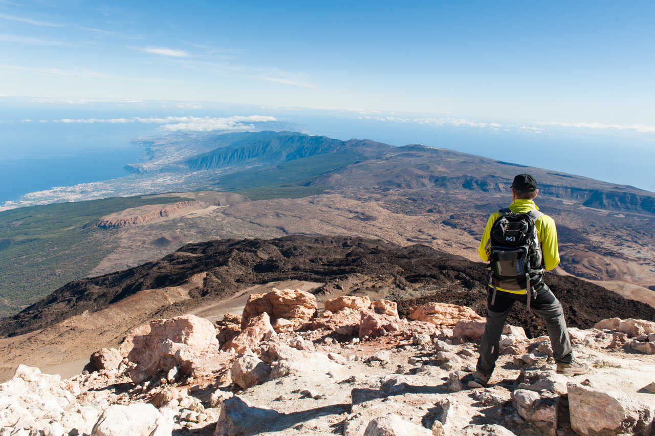 Randonneur regardant la vue panoramique de la pointe de l’île de Tenerife aux Canaries