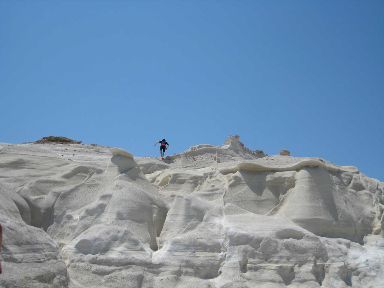randonneur sur falaise blanche