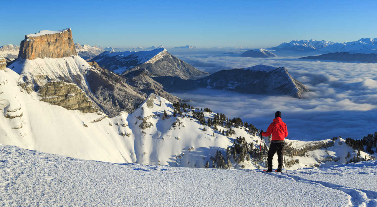 Randonneur sur les hauts plateaux du Vercors, vue sur le Mont Aiguille