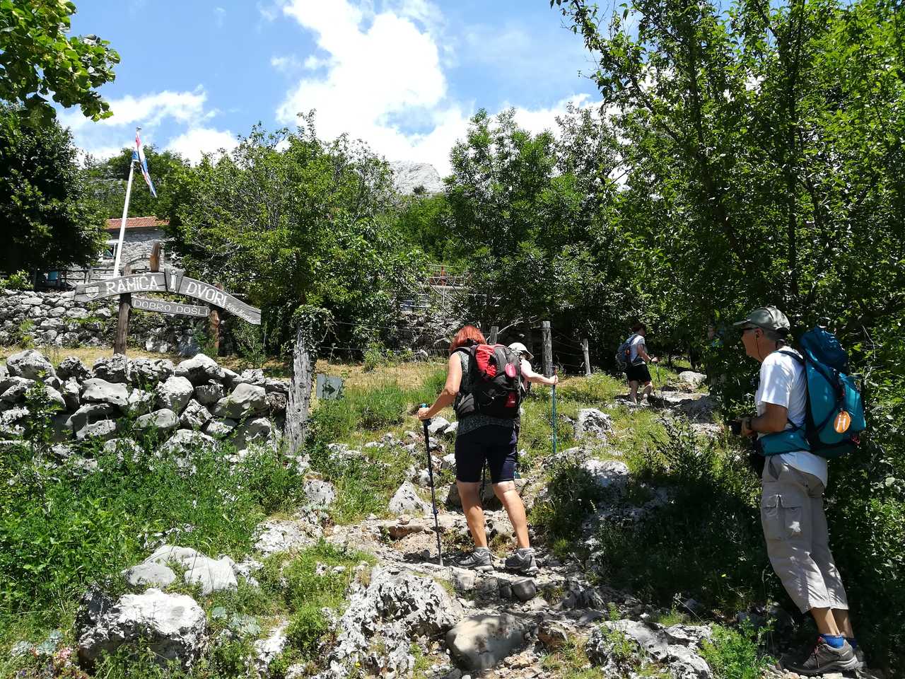 Randonneurs arrivant au refuge de Paklenica