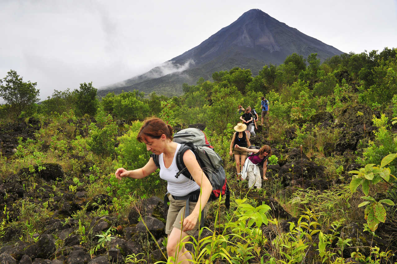 randonneurs au pied du volcan Arenal