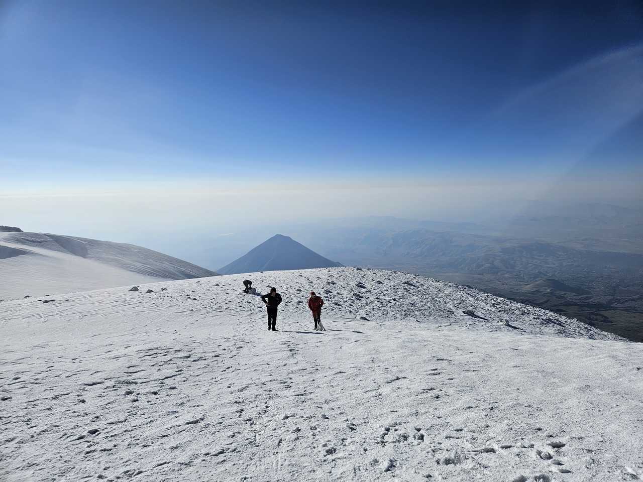 Randonneurs au Sommet du Mont Ararat en Turquie