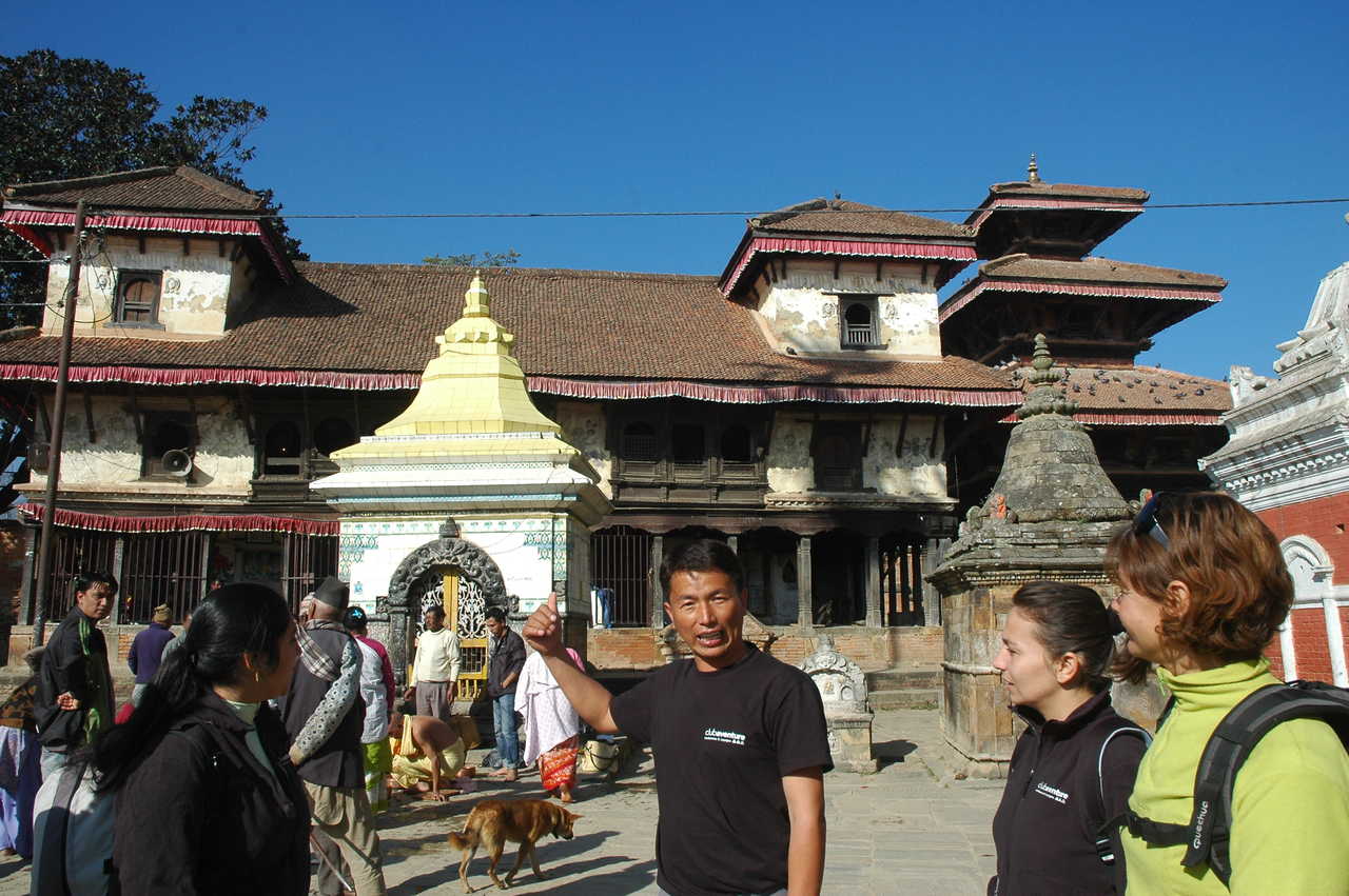 randonneurs avec le guide au village de Panauti au Népal