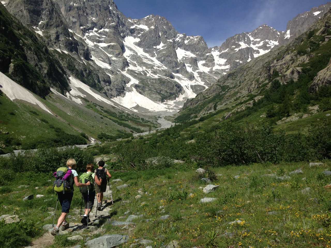 Randonneurs dans la Vallouise dans le parc des Ecrins