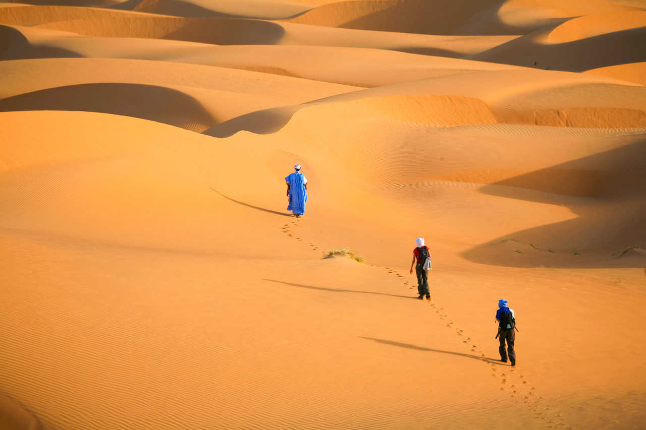randonneurs dans le désert en Mauritanie