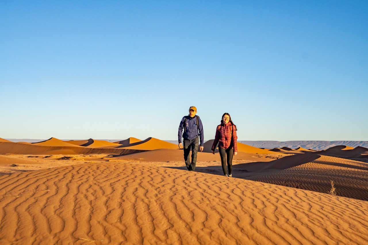 Randonneurs dans le désert marocain