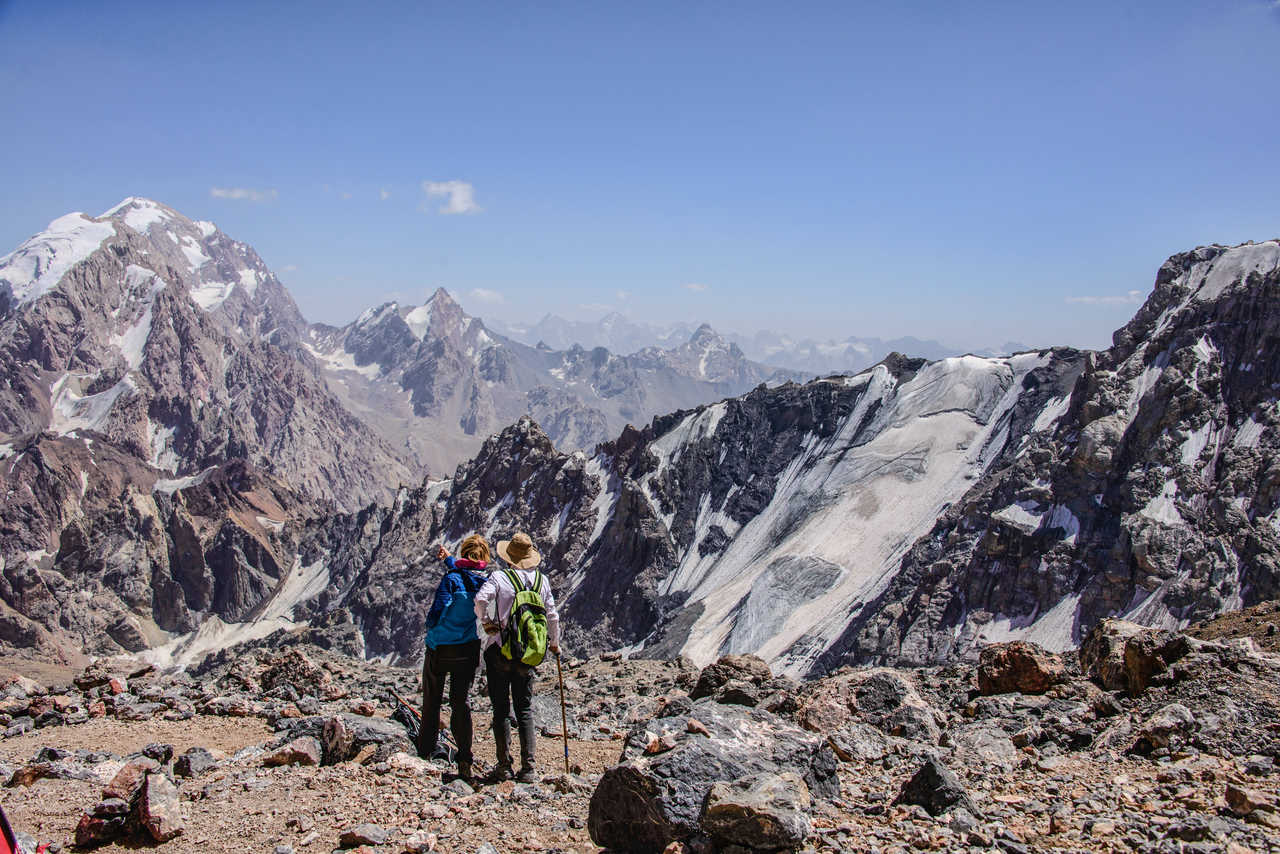 randonneurs dans les montagnes Fann vues depuis la route du col de Chimtarga, au Tadjikistan
