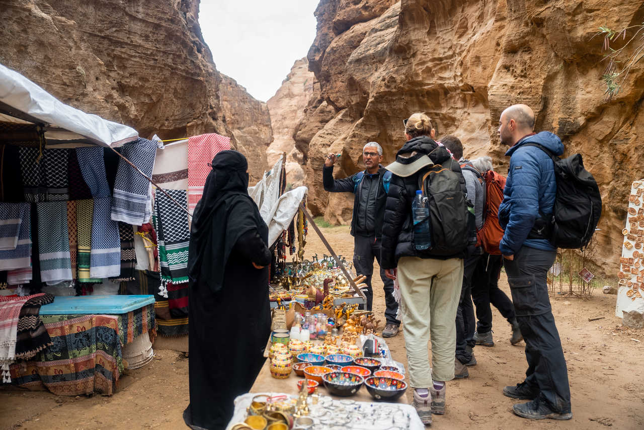 Randonneurs dans marché à l'entrée de Petra en Jordanie
