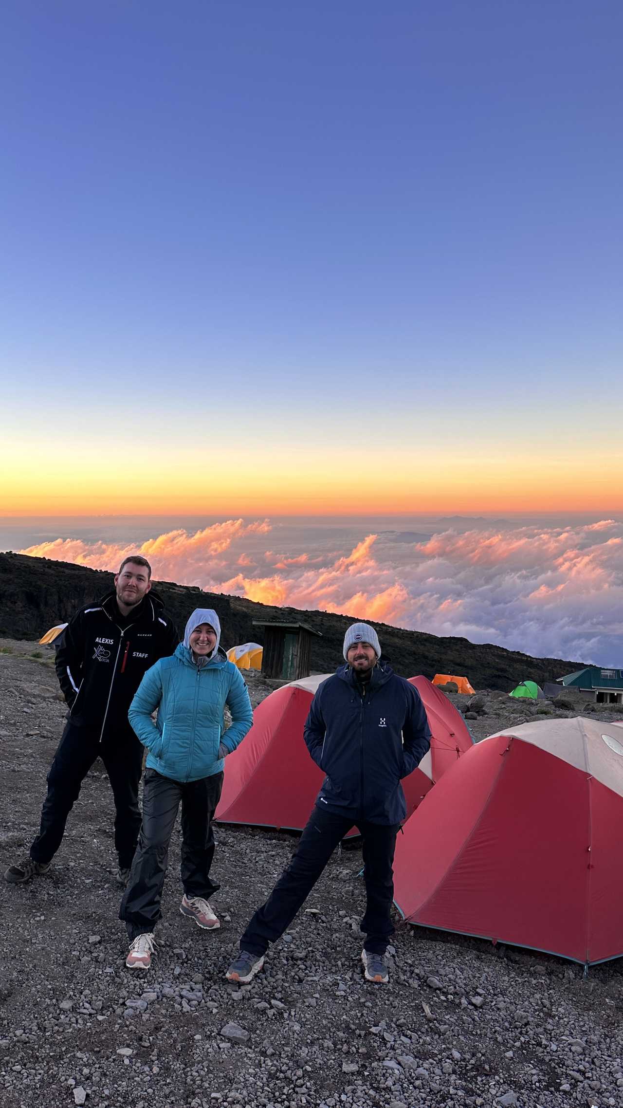 randonneurs dans un campement pendant l'ascension du Kilimandjaro en Tanzanie