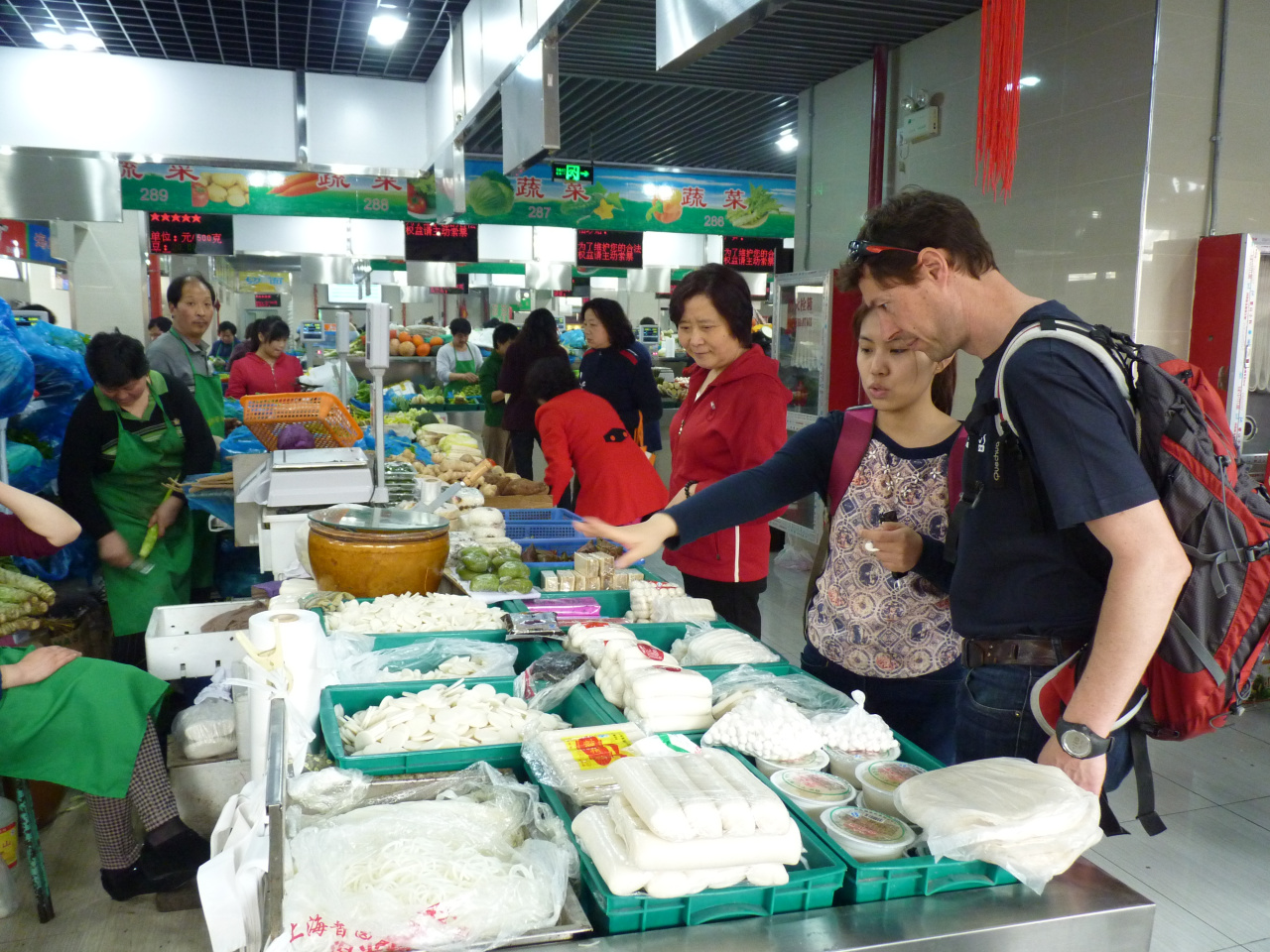 randonneurs dans un marché en Chine
