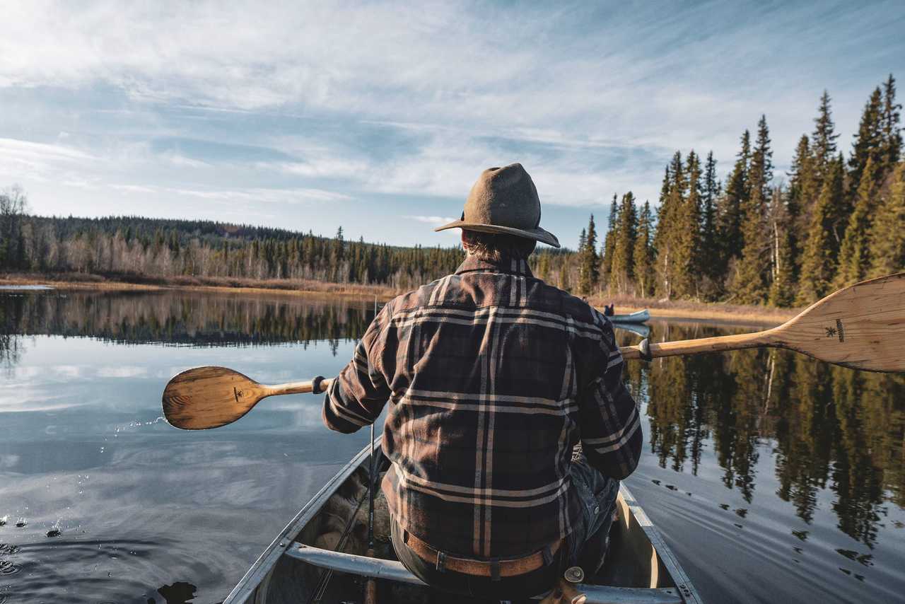 randonneurs dans une barque sur un lac en Suède
