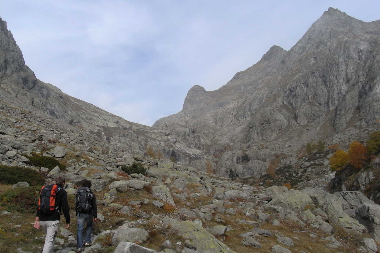 Randonneurs dans une montée au Mercantour dans les Alpes du Sud en France