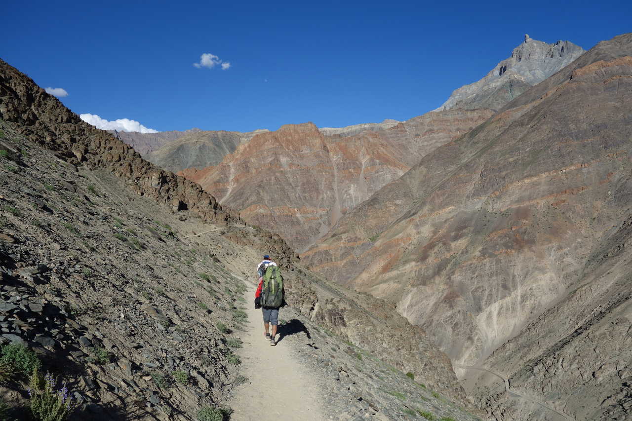 Randonneurs dans une vallée du Zanskar au Ladakh en Inde Himalayenne