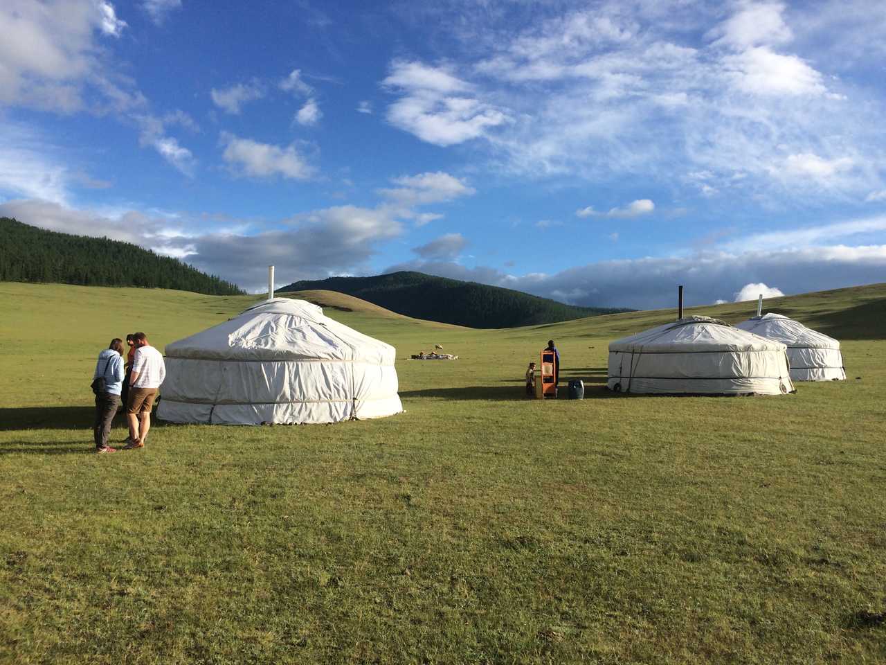 randonneurs devant des yourtes en Mongolie