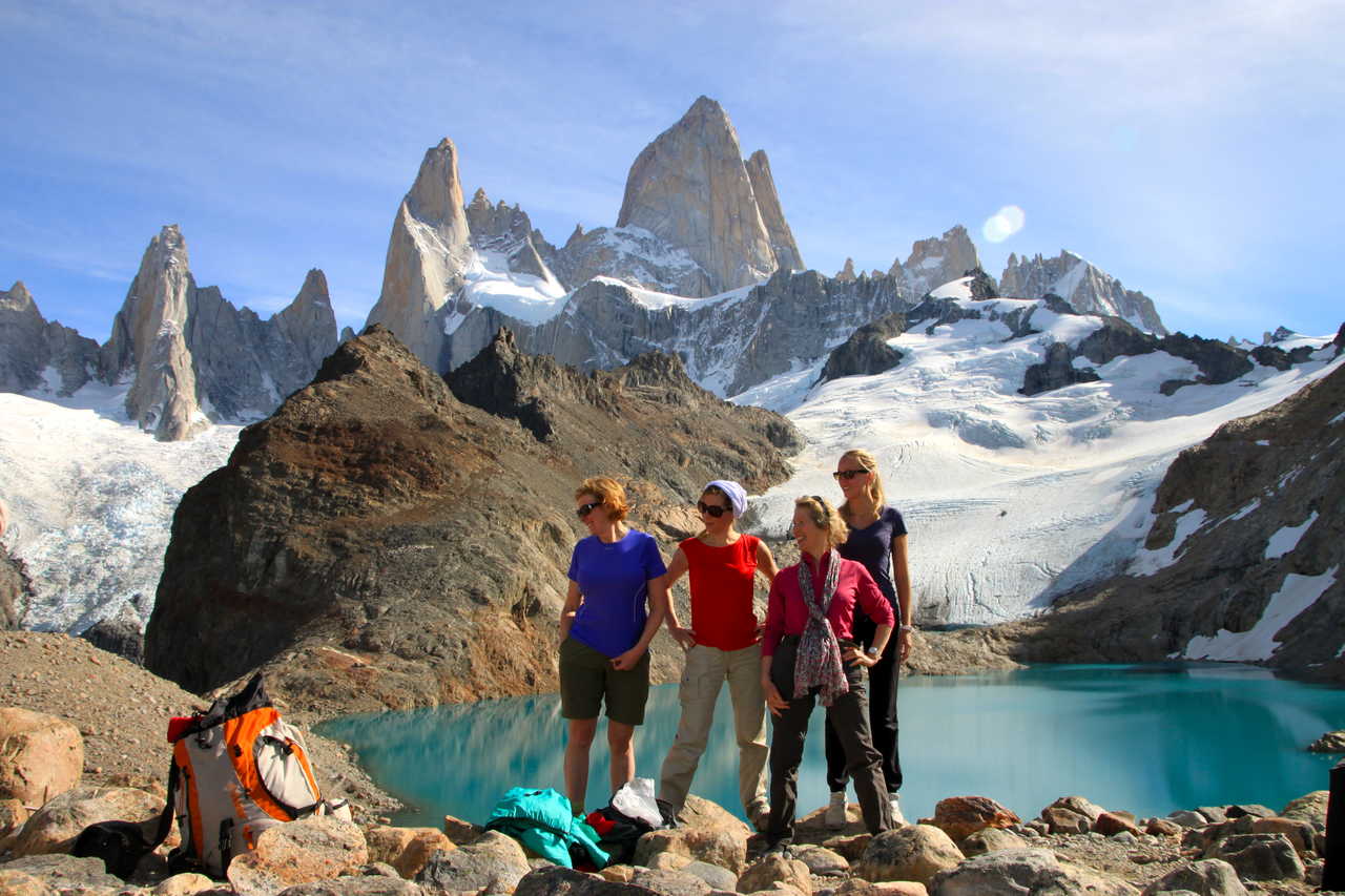Randonneurs devant les majestueuses montagnes du Fitz Roy en Patagonie