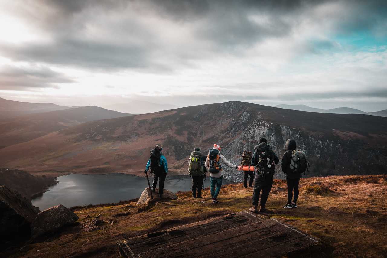 Randonneurs devant un lac, Irlande