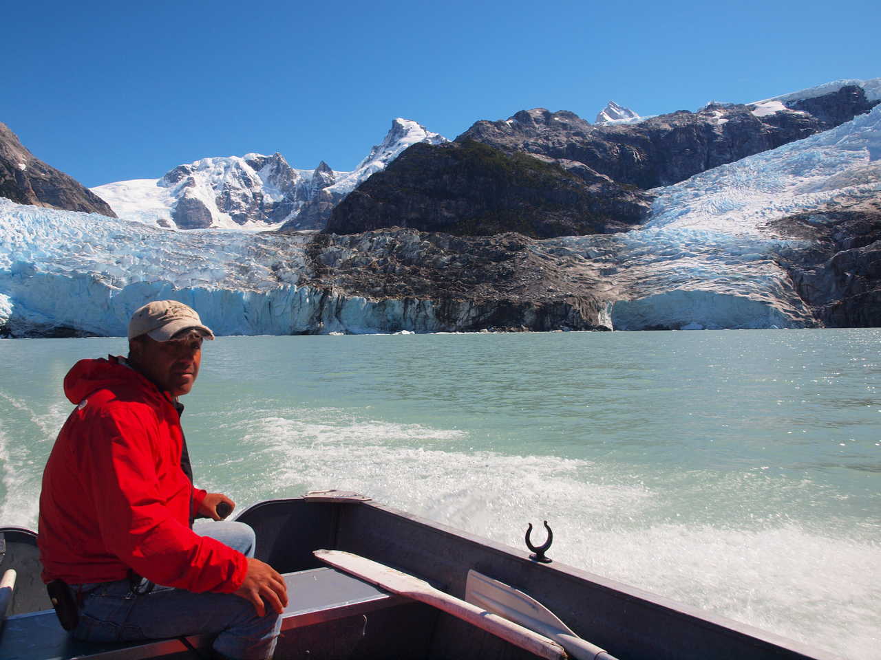 randonneurs en barque en Patagonie au Chili