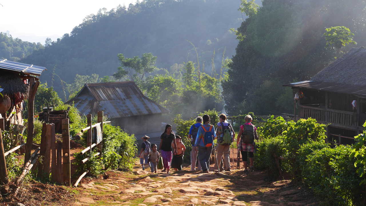 randonneurs en plein trek en Birmanie