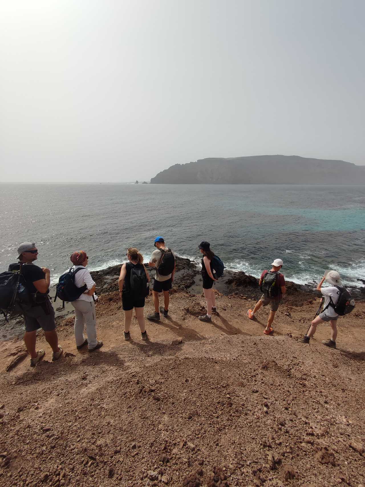 Randonneurs en randonnée sur la côte de la Graciosa à Lanzarote