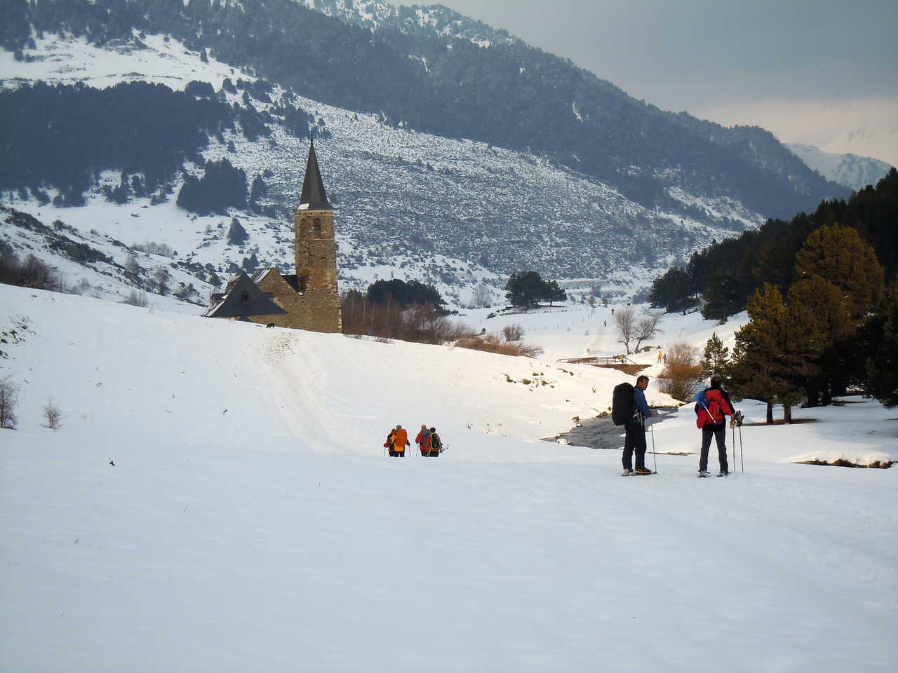 Randonneurs en raquettes vers le refuge de Montgarri, Pyrénées