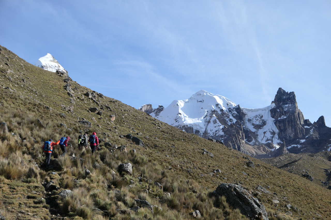 Randonneurs en route pour le Col Cuyoc, à 5000 mètres d'altitude, sur le Tour du Huayhuash
